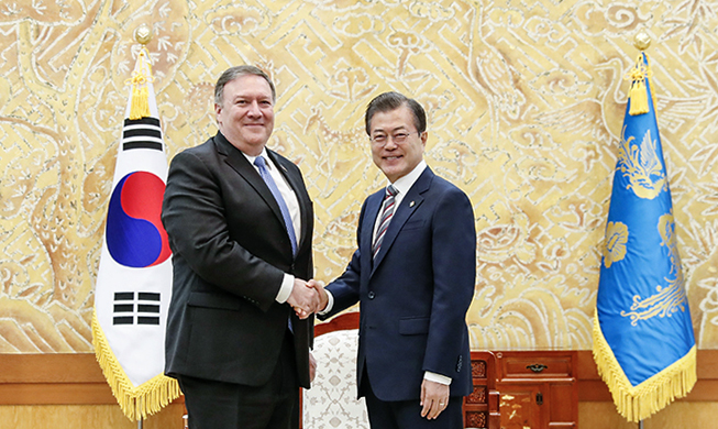 Tổng thống Moon Jae-in tiếp kiến với Ngoại trưởng Mỹ Mike Pompeo