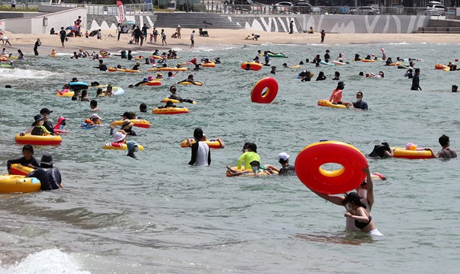 [Hàn Quốc hôm nay] Đám đông du khách đến bãi biển Haeundae của thành phố Busan