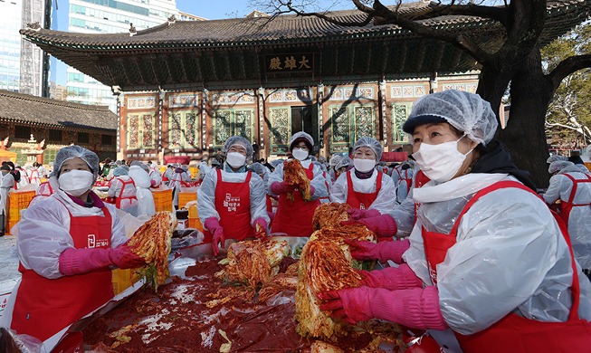 [Hàn Quốc hôm nay] Các tình nguyện viên cùng nhau làm Kimchi tại chùa Jogyesa