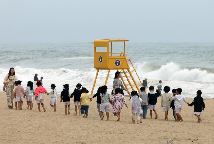Trẻ em vui đùa trên bãi biển Gyeongpo