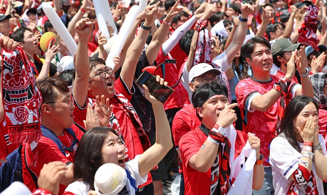 “Đại Hàn Dân Quốc!” vang vọng Gwanghwamun, Hàn Quốc giành chiến thắng kịch tính trước CH Séc