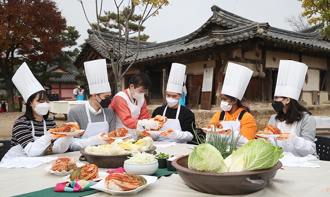 [Hàn Quốc hôm nay] Người nước ngoài tham gia trải nghiệm làm Kimchi ngon