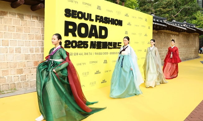 Show diễn trang phục Hanbok cực ấn tượng với sự hài hòa giữa truyền thống và hiện đại