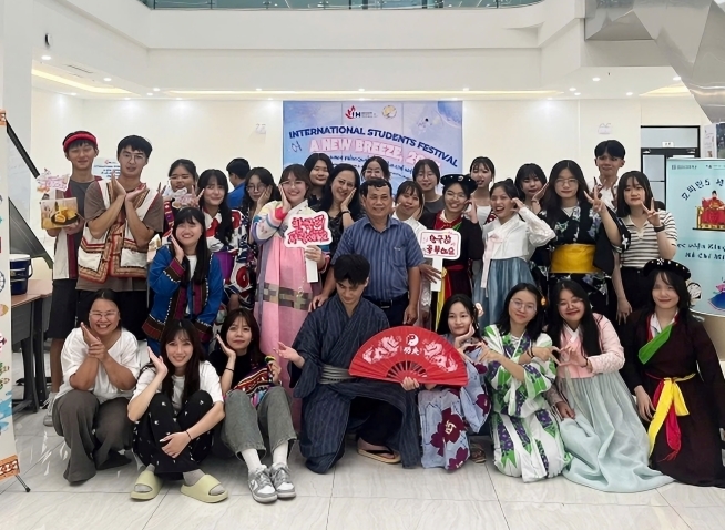 Tham gia Lễ hội giao lưu sinh viên quốc tế tại Đại học Công nghiệp TP.HCM