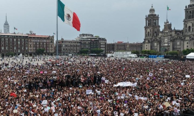 BTS xuất hiện trên ban công Cung điện Mexico - 50.000 fan lấp kín quảng trường