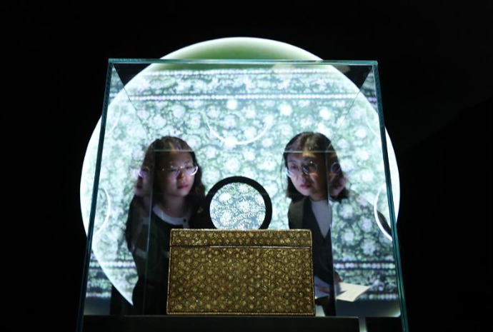 Hộp sơn mài khảm xà cừ họa tiết dây leo hoa cúc