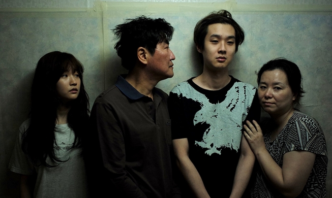 Một triển lãm khám phá hành trình sáng tạo của đạo diễn lừng danh Bong Joon Ho