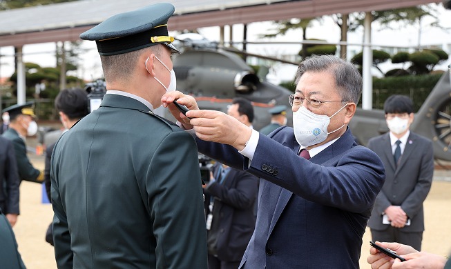 Tổng thống Moon Jae-in dự lễ tốt nghiệp của Học viện Lục quân Hàn Quốc tại Yeongcheon