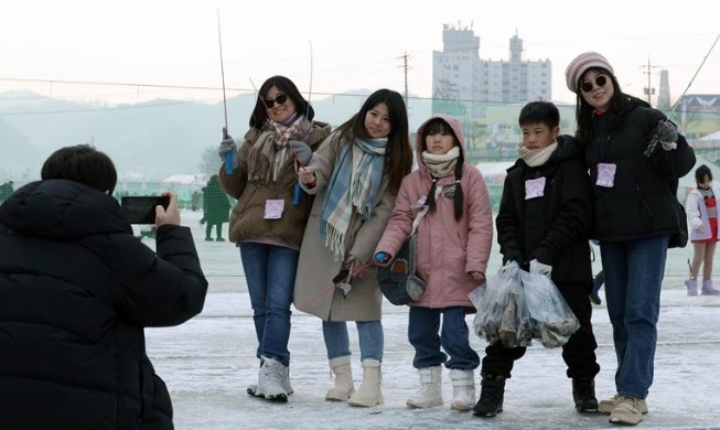 Lễ hội câu cá trên băng Hwacheon Sancheoneo