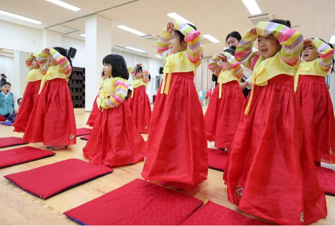 Lớp học vui nhộn về nghi thức truyền thống