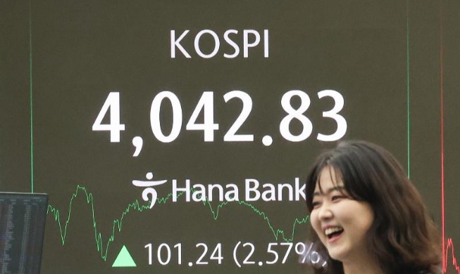 KOSPI lần đầu tiên vượt mốc 4.000 điểm