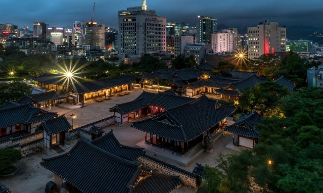 Đi dạo Làng Namsangol Hanok dưới ánh trăng lung linh