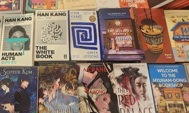 [K trong mắt thế giới] ⑤ K-Literature, cánh cửa kết nối thế giới