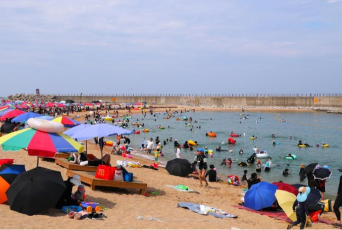 Bãi biển chật kín du khách nghỉ hè