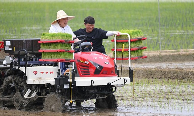 Một ngày làm nông dân của Tổng thống Hàn Quốc