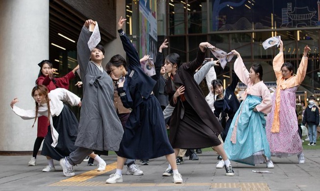 Màn nhảy Flashmob nhớ lại tiếng hò trong phong trào giành độc lập ngày 01/03/1919