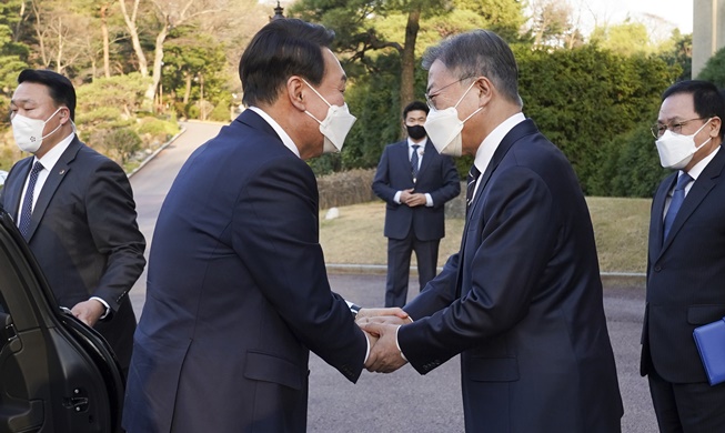 Tổng thống Moon Jae-in gặp gỡ Tổng thống đắc cử Yoon Suk Yeol tại Nhà Xanh