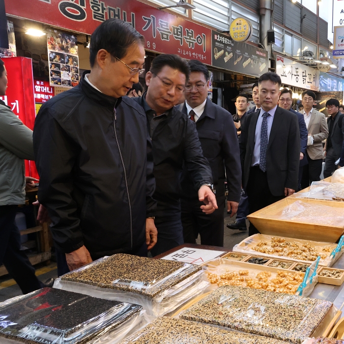 Thủ tướng Hàn Quốc đến thăm chợ Tongin
