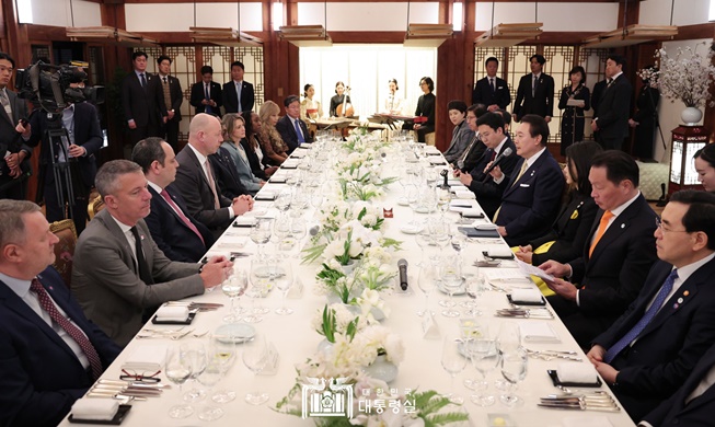 Tổng thống Hàn Quốc gặp gỡ đoàn thanh tra BIE tại Nhà Xanh