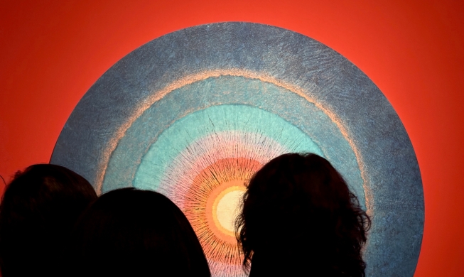 Tư duy kết nối Đông – Tây: Triển lãm hồi tưởng “họa sĩ ánh sáng” Bang Hai Ja