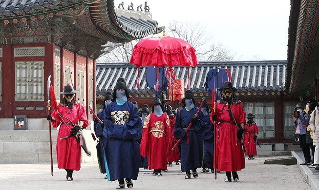 [Hàn Quốc hôm nay] Nhà vua và cảnh vệ hoàng gia đi dạo tại Cung điện Gyeongbokgung