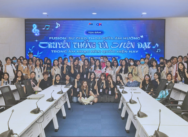 Tham gia buổi tọa đàm “Fusion: Sự giao thoa giữa âm hưởng truyền thống và hiện đại trong âm nhạc Hàn Quốc hiện nay”