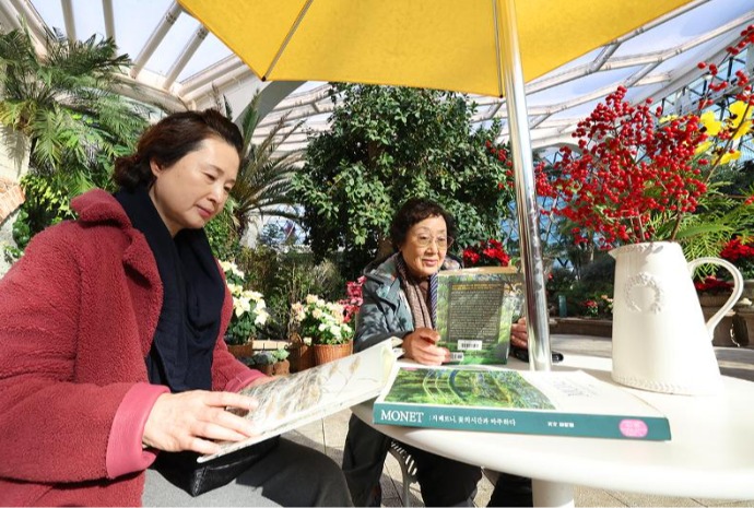 Đọc sách tại nhà kính thực vật