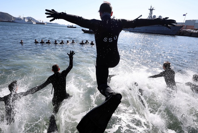 Hải quân Hàn Quốc được huấn luyện bơi trong mùa đông lạnh giá