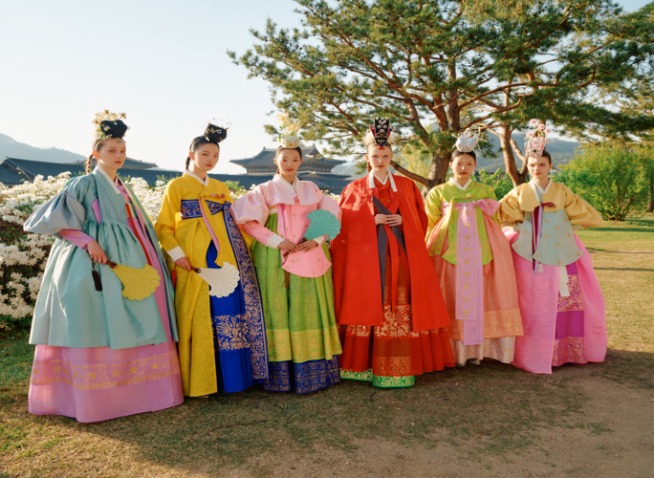 Khi thời trang kể câu chuyện văn hóa: Stylist Choi Dahee thổi hồn hiện đại vào Hanbok truyền thống