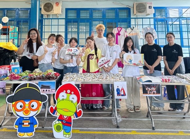 Cùng sinh viên Khoa Hàn Quốc học mang làn sóng Hallyu đến Trường Tiểu học Võ Trường Toản
