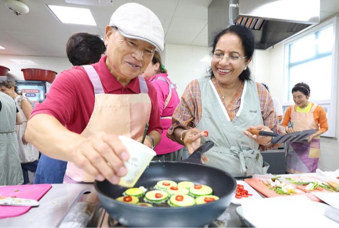 Cùng nhau làm món ăn truyền thống trong ngày lễ Chuseok