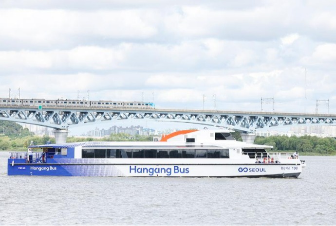 Xe buýt trên sông Hàn đi vào hoạt động