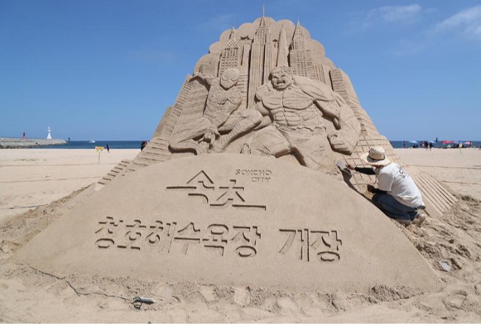 Spiderman và Hulk trên bãi biển Sokcho