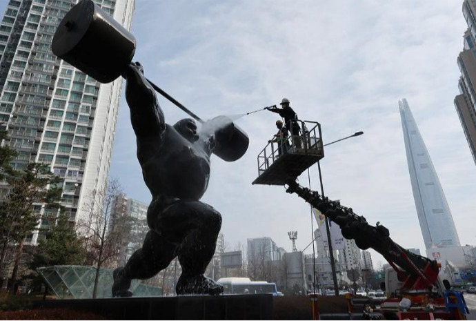 'Tắm mát' cho tượng đài Olympic