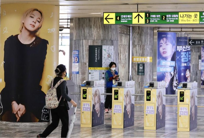 Tàu điện ngầm Busan ngập tràn hình ảnh BTS