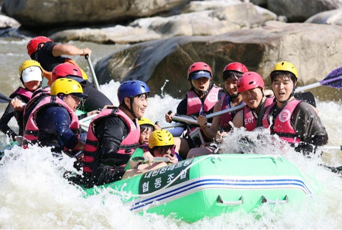 Chèo thuyền vượt thác trên sông Naerincheon