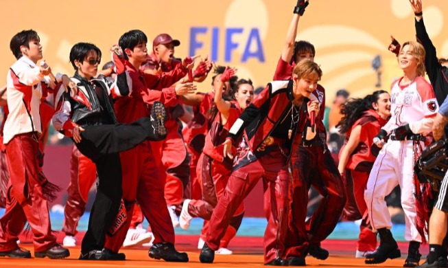 BTS khuấy động sân khấu biểu diễn giữa giờ trận chung kết World Cup