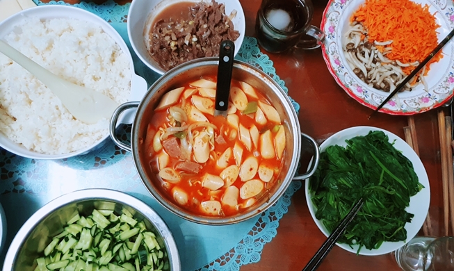 [Ăn gì mùa Covid-19] 9. Làm Budae jjigae cho tiệc sinh nhật