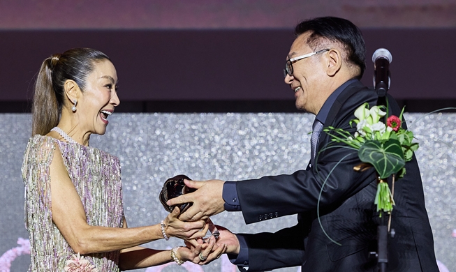  Dương Tử Quỳnh nhận giải Nhà làm phim châu Á của năm: “Liên hoan phim quốc tế Busan, cũng như tôi, đã từ châu Á vươn ra thế giới”