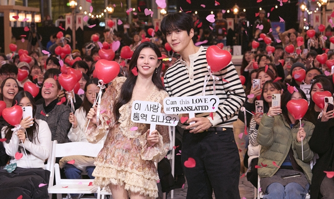 Câu chuyện tình yêu lãng mạn giữa chàng phiên dịch viên đa ngôn ngữ và nữ diễn viên nổi tiếng