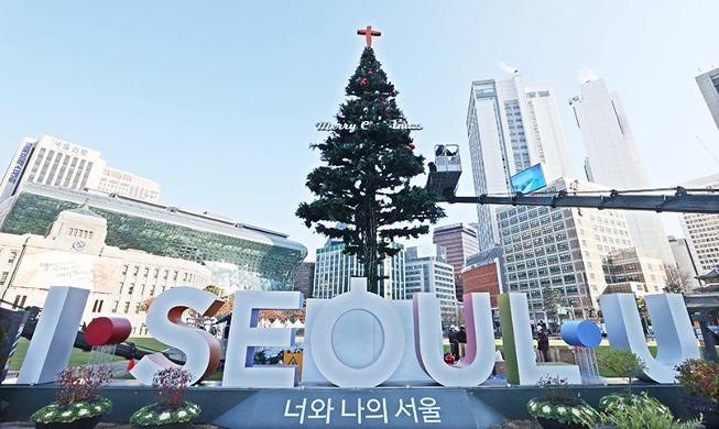 [Hàn Quốc hôm nay] Cây thông Noel xuất hiện trước Tòa thị chính Seoul