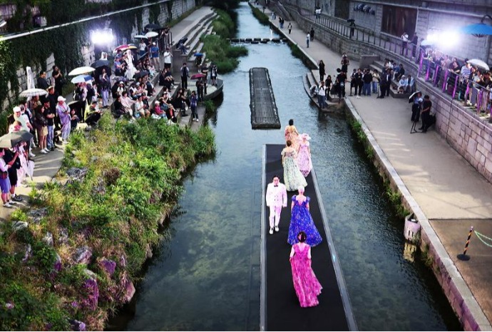 Biểu diễn thời trang tại Cheonggyecheon với hơn 100 người mẫu nghiệp dư