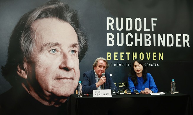 Nghệ sĩ dương cầm Rudolf Buchbinder đến thăm Hàn Quốc