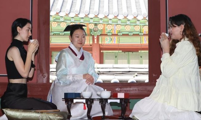 Tránh nóng giữa cung điện: Nhà thuốc Changdeokgung mở cửa đón khách nghỉ mát