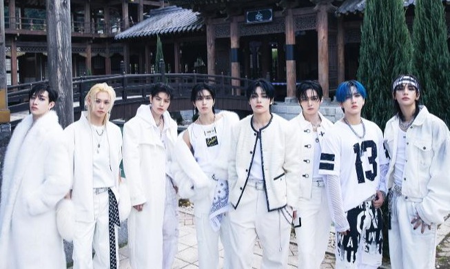 Stray Kids đi vào lịch sử K-pop khi lần thứ 7 đứng đầu trên BXH Billboard 200