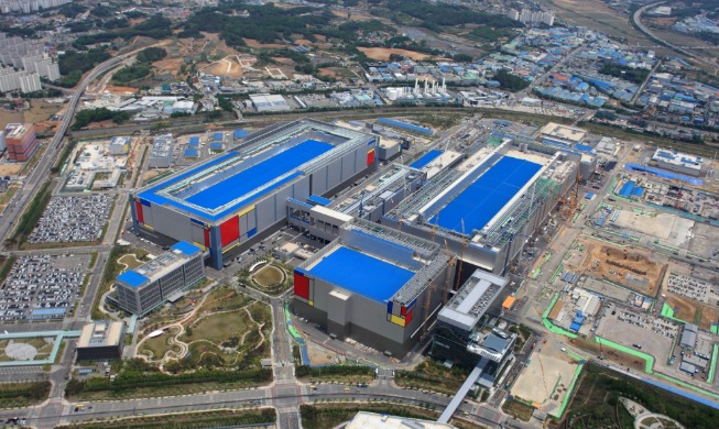 Sản xuất bán dẫn tăng mạnh 28%, sản lượng công nghiệp tháng 2 tăng 2,5%