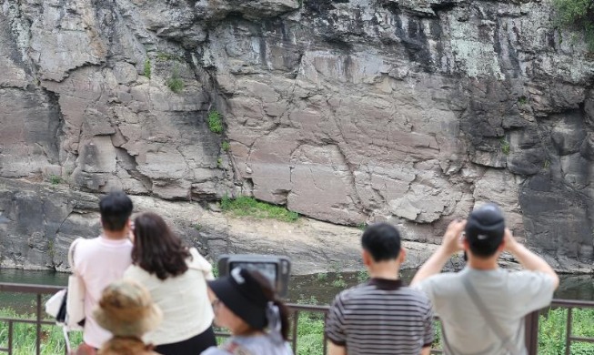 Các bức tranh khắc đá thời tiền sử được ghi danh vào danh sách Di sản thế giới của UNESCO