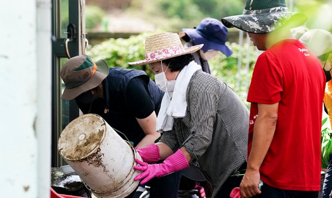 Hàn Quốc: Đệ nhất phu nhân đến thăm một ngôi làng giúp khắc phục thiệt hại lũ lụt