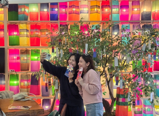 Trải nghiệm gấp phong bao lì xì hình dáng Hanbok và trò chơi truyền thống Yutnori