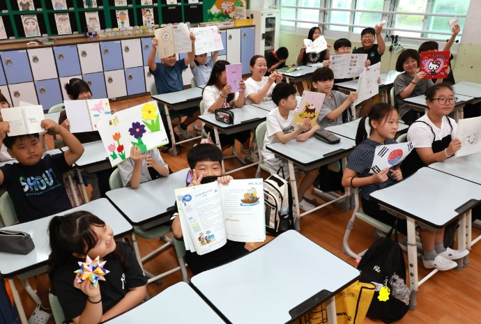 Chúng em làm bài tập nghỉ hè rồi ạ!